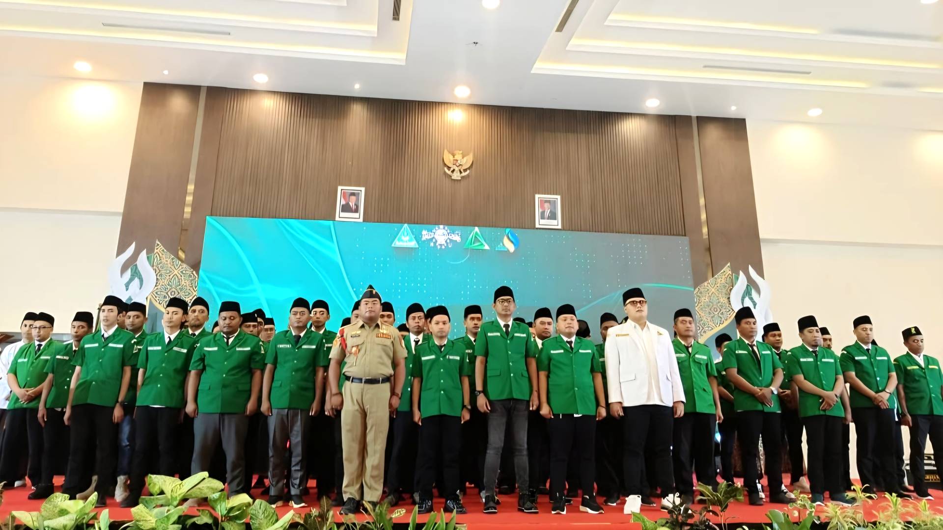 H. Badri Khumaini bersama pengurus GP Ansor Pamekasan berfoto di atas panggung pelantikan.