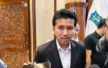Wakil Gubernur Jawa Timur Emil Dardak berbicara kepada wartawan terkait penanganan karhutla dan strategi sekat bakar.