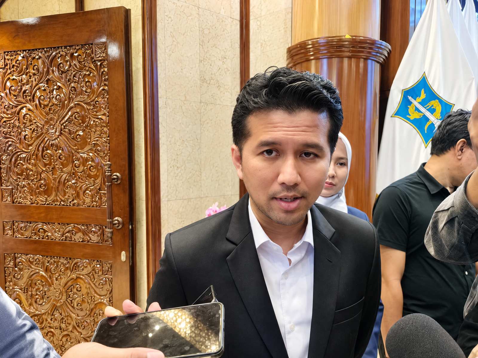 Wakil Gubernur Jawa Timur Emil Dardak berbicara kepada wartawan terkait penanganan karhutla dan strategi sekat bakar.