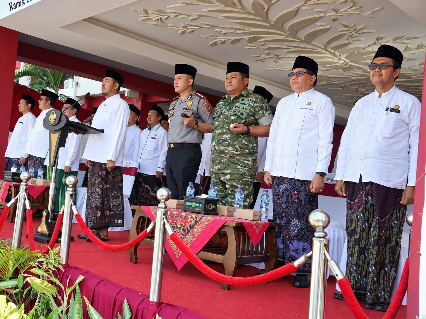 Pejabat pemerintah, TNI, dan Polri mengikuti Apel Hari Santri Nasional 2026 di Sumenep.