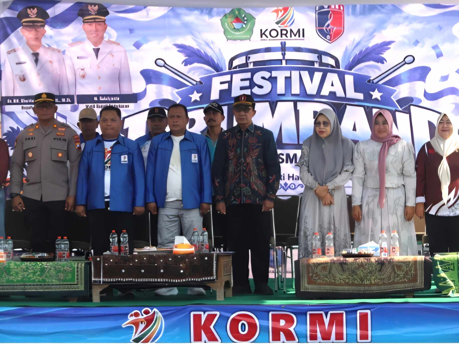 Bupati Pamekasan dan sejumlah pejabat berfoto bersama di depan spanduk Festival Drumband.