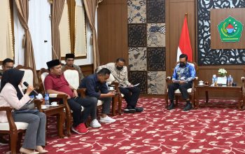 Bupati Pamekasan berbincang dengan perwakilan Dewan Kesenian Pamekasan di ruang pertemuan Rumah Dinas Bupati.