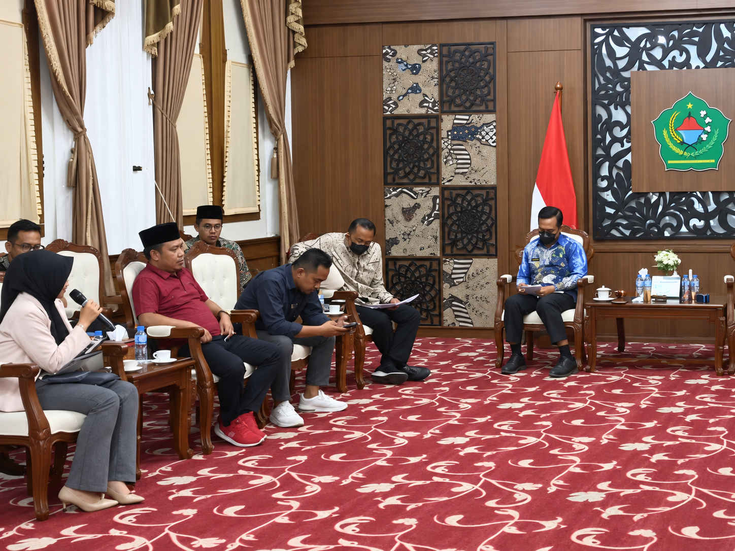Bupati Pamekasan berbincang dengan perwakilan Dewan Kesenian Pamekasan di ruang pertemuan Rumah Dinas Bupati.