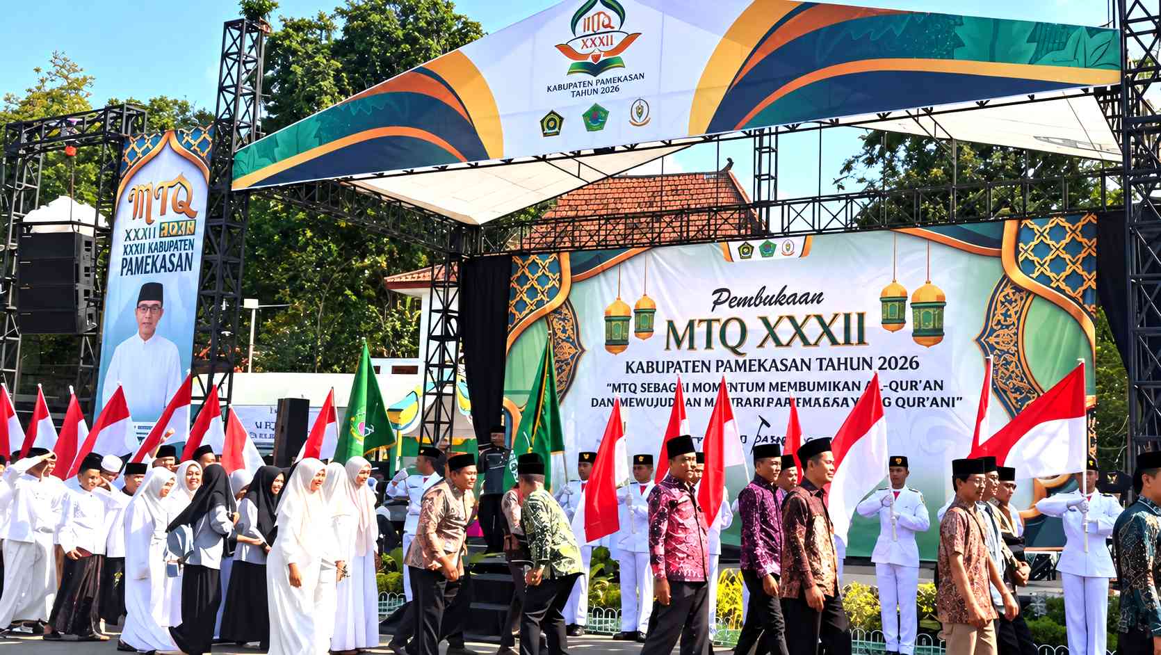 Rombongan peserta membawa bendera merah putih saat pembukaan MTQ ke-32 Kabupaten Pamekasan di depan panggung utama.