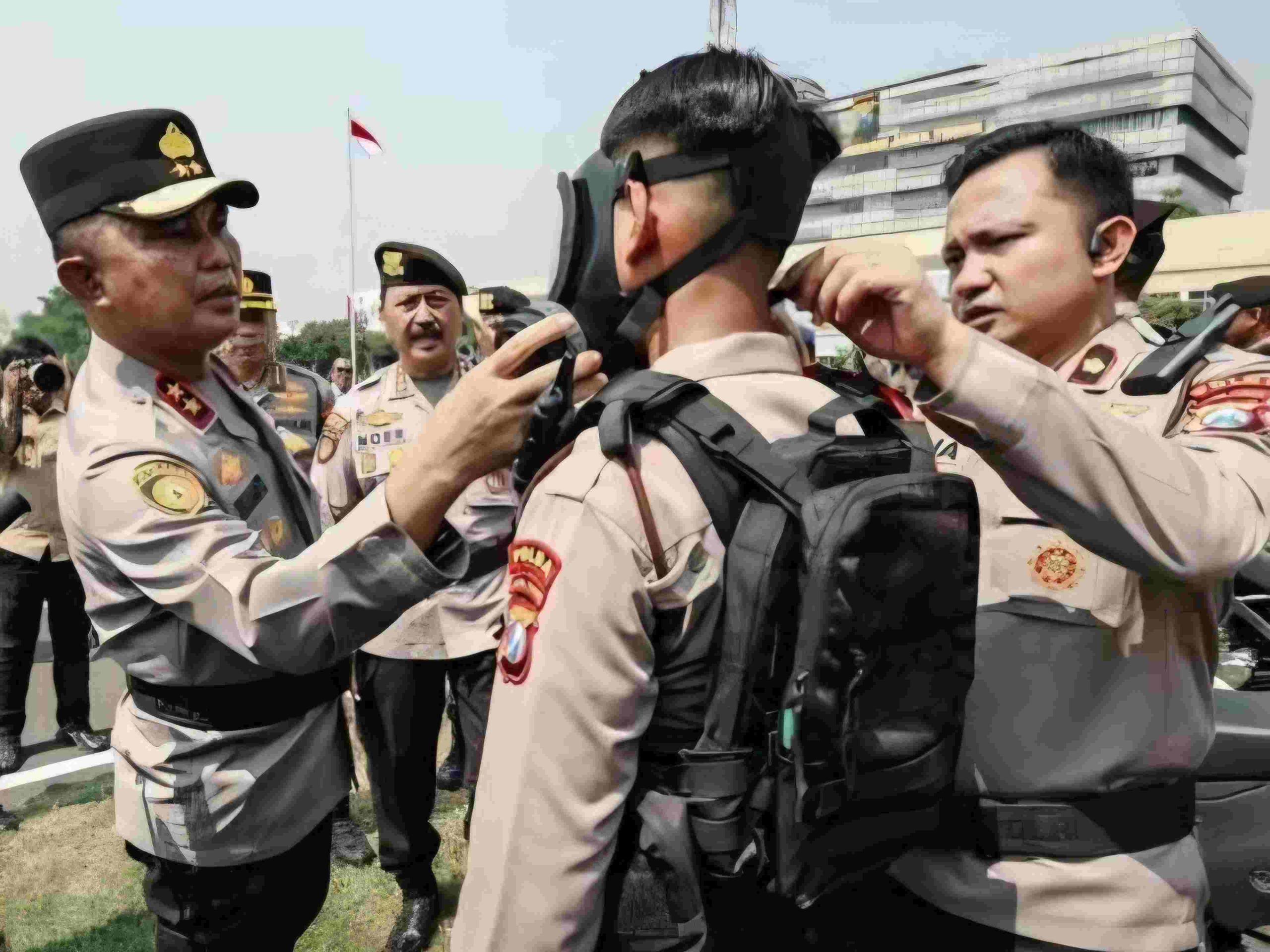 Kapolda Jawa Timur memeriksa kesiapan personel dalam apel pasukan penanganan karhutla.