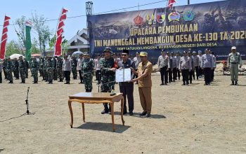 Dandim Agus Wibowo Hendratmoko, Bupati Kholilurrahman, dan Sekda Taufikurrachman dalam pembukaan TMMD ke-130 di Desa Jarin, Pamekasan.