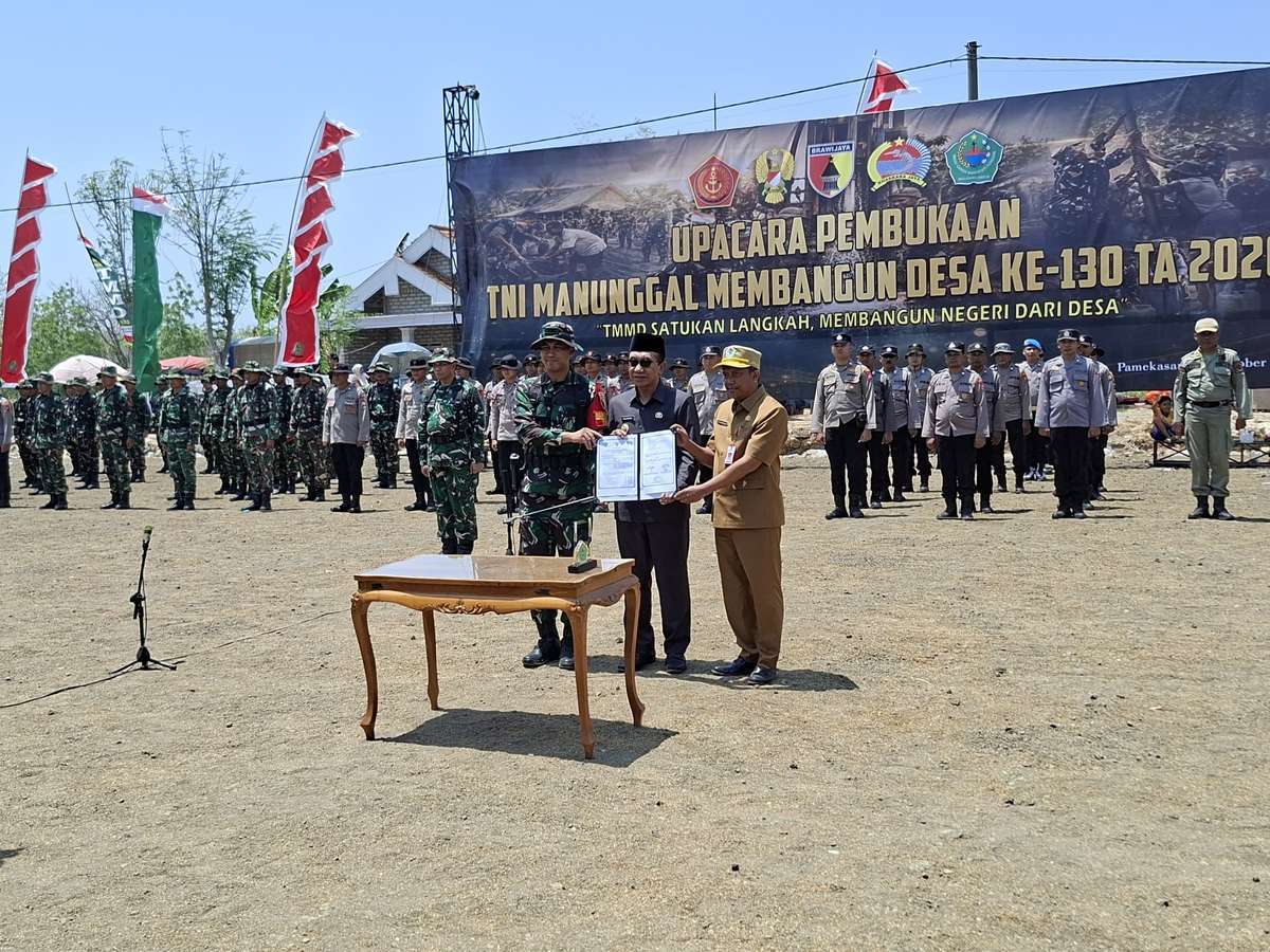 Dandim Agus Wibowo Hendratmoko, Bupati Kholilurrahman, dan Sekda Taufikurrachman dalam pembukaan TMMD ke-130 di Desa Jarin, Pamekasan.