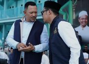 Bang Ali berbincang dengan seorang pria di lingkungan pesantren.