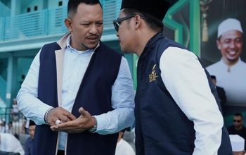 Bang Ali berbincang dengan seorang pria di lingkungan pesantren.