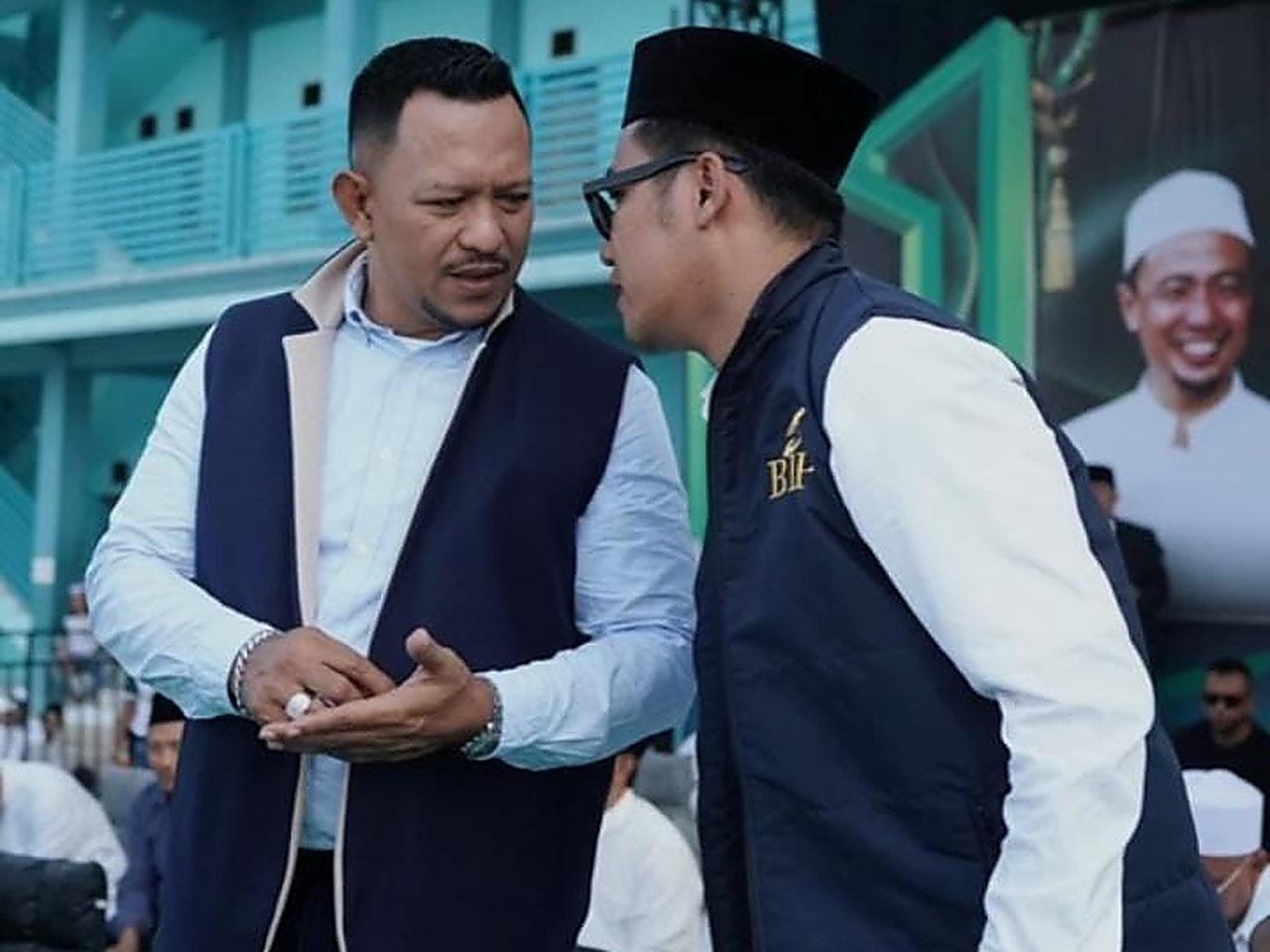 Bang Ali berbincang dengan seorang pria di lingkungan pesantren.