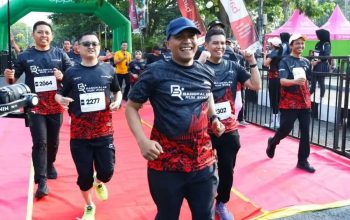 Bupati Bangkalan Lukman Hakim berlari bersama peserta Madurans 2026 di Stadion Gelora Bangkalan.
