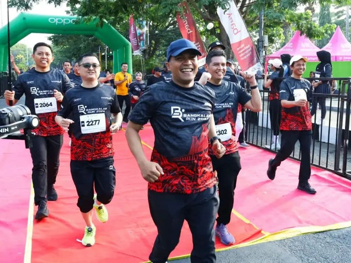 Bupati Bangkalan Lukman Hakim berlari bersama peserta Madurans 2026 di Stadion Gelora Bangkalan.