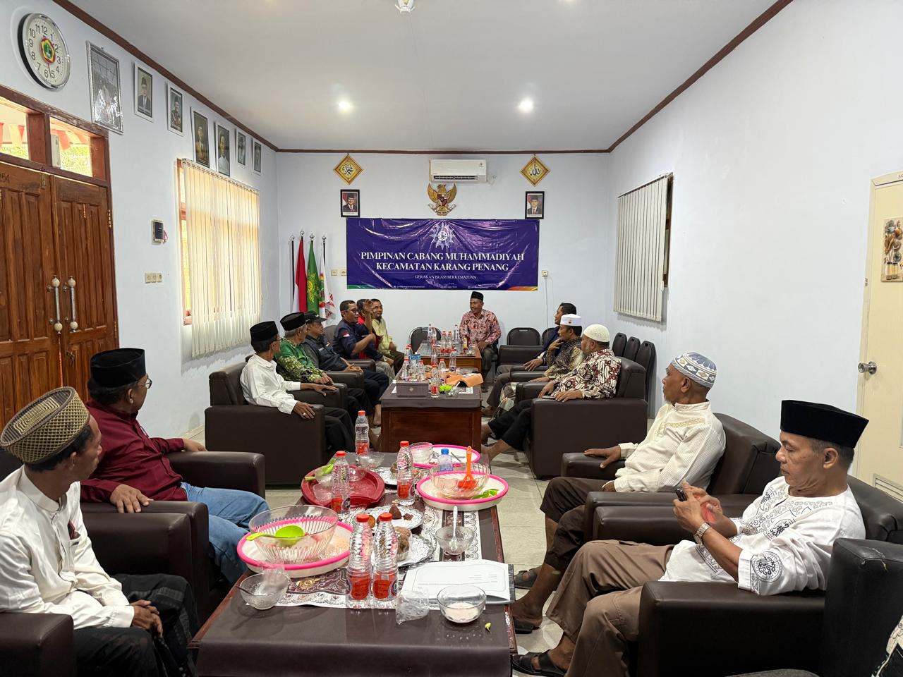 Rombongan PWM Jawa Timur dan PDM Sampang membahas persiapan peresmian Jembatan Sirotol Mustaqim di Kantor PCM Karang Penang.