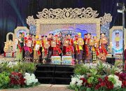 Finalis Cong Kene’ Bhing Ana’ Bangkalan 2026 mengenakan busana tradisional Madura di atas panggung grand final.