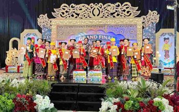 Finalis Cong Kene’ Bhing Ana’ Bangkalan 2026 mengenakan busana tradisional Madura di atas panggung grand final.