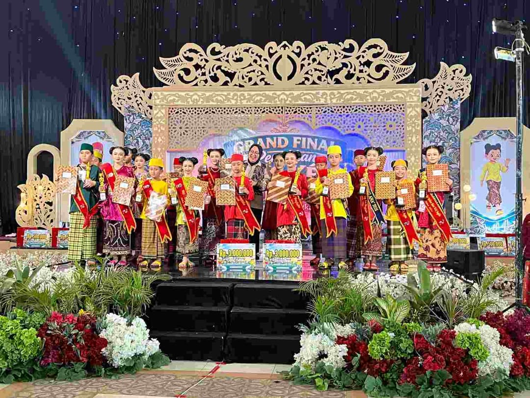 Finalis Cong Kene’ Bhing Ana’ Bangkalan 2026 mengenakan busana tradisional Madura di atas panggung grand final.