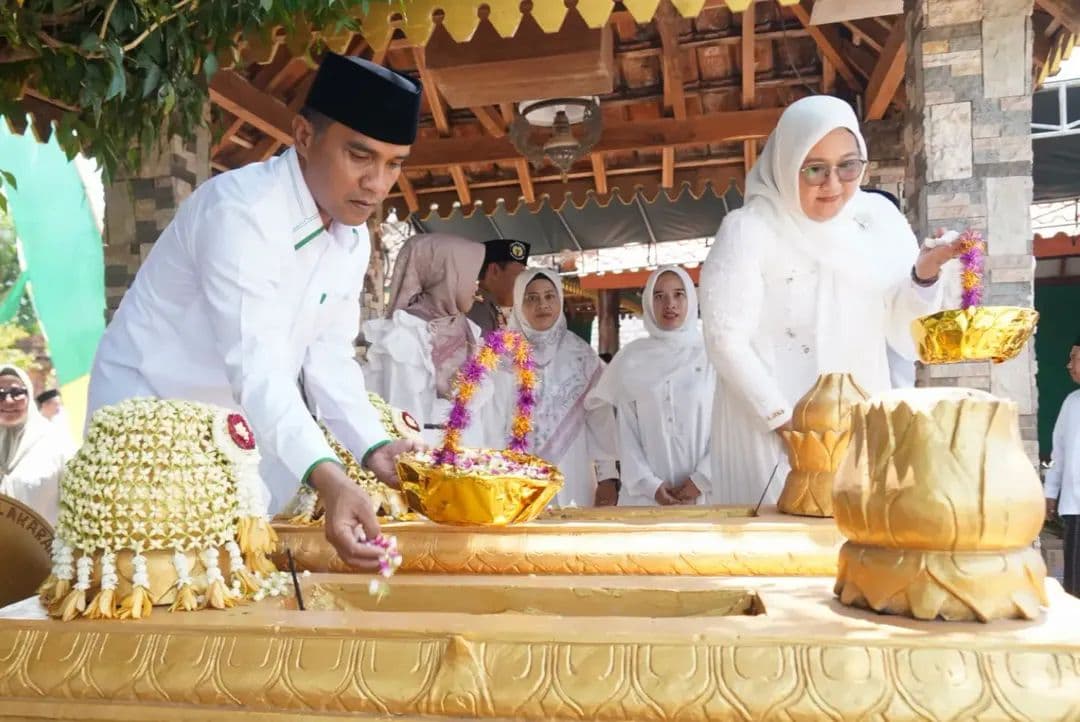 Bupati Bangkalan Lukman Hakim mengikuti ziarah makam leluhur pada Hari Jadi Bangkalan ke-495.