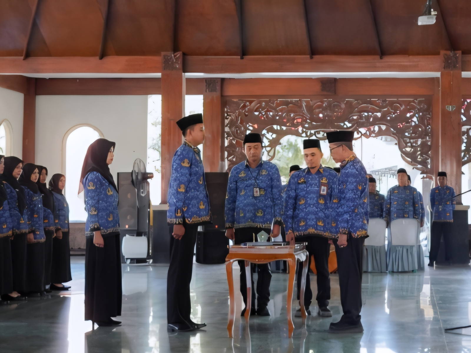 Bupati Pamekasan berdiri bersama sejumlah aparatur berseragam biru dalam prosesi pengambilan sumpah PNS.