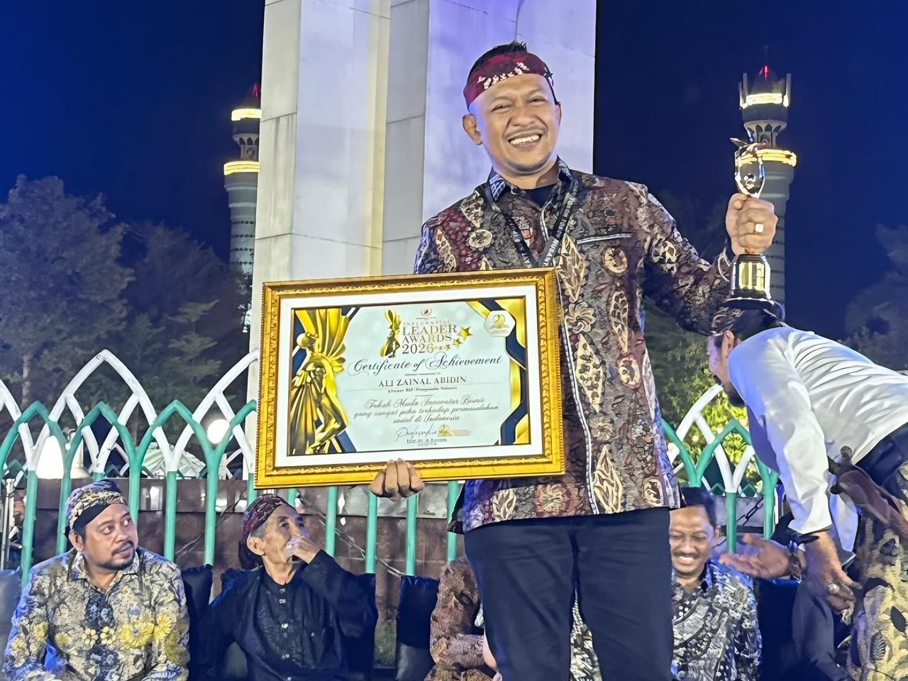 Ali Zainal Abid8n Founder BASHRA BIP saat mener8ma penghargaan di Arek Lancor Pamekasan
